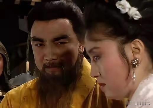 197年，深夜，曹操潜入张绣婶娘房间，一把抱住她，吐着粗气说：“美人，我好想你啊