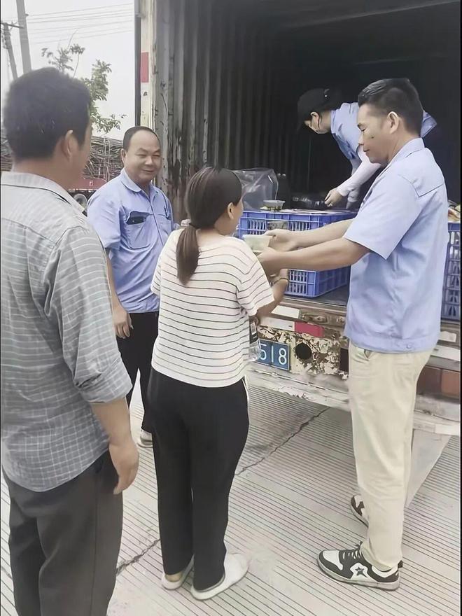 这就叫格局！广东一家糖厂，立了个新规矩，让全网轰动了！凡是拉甘蔗来厂的大货车，只