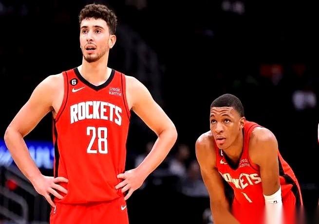 火箭总经理斯通，几个月前对着一排镜头，手一摊，说了句：“我对目前的阵容，很满意。