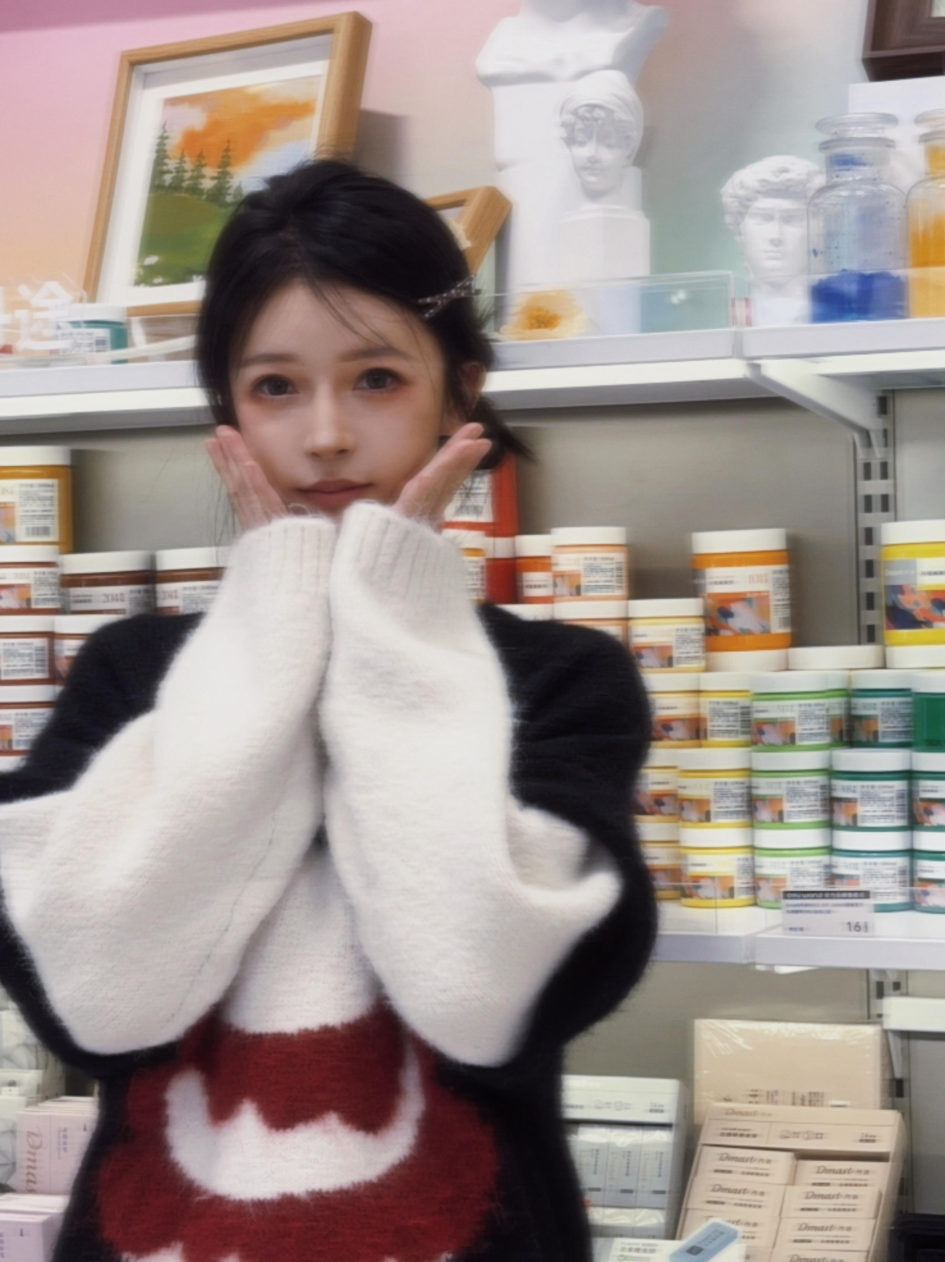 逛到一家得力文具店 🖇️˖꙳◦巨型文具店 好多ip联名看到水粉颜料好亲切 那些