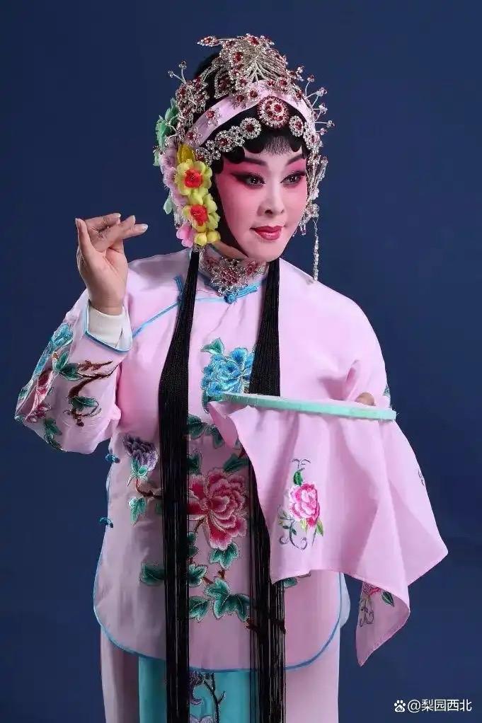别把秦腔只当成大嗓门嘶吼，它是实打实传承三千年的古戏活化石。从先秦秦风歌谣一路演