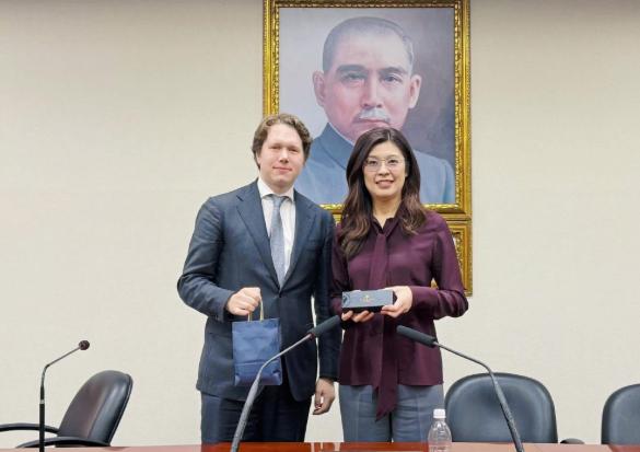 说实话，郑丽文回去后的这1个行为有点令人失望，但也不是不能理解。

郑丽文刚回台