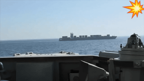 货轮遇袭，波斯发射无人机还击。M军驱逐舰在阿曼湾用主炮炮击波斯民用商船。
波斯第