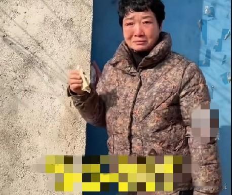近日，山东一女子提着年货去给亲戚下节礼，经过离世母亲的门前瞬间泪目，只见大门紧锁