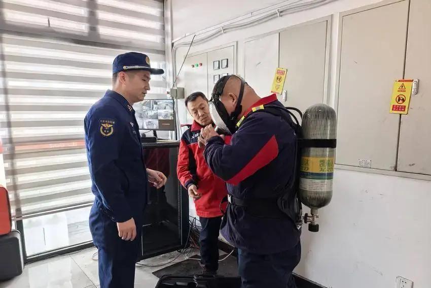 最近老河口市的消防部门可没闲着，直奔中石化西区加油站，来了一次彻底的消防安全大检