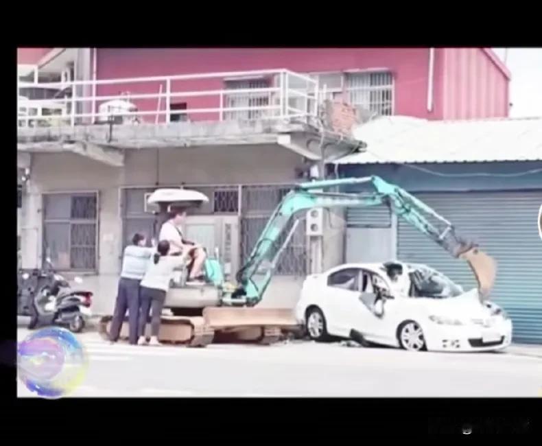 一辆小车停在别人店的门口，把电话给车主也不接，惹怒了店主，店主火起来，用挖土机将