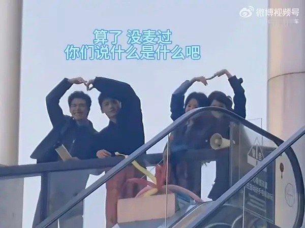 难哄营业真的笑晕我了😂呲着牙的男二 皱着眉疑惑的男主和开心无比的女生们哈哈哈 