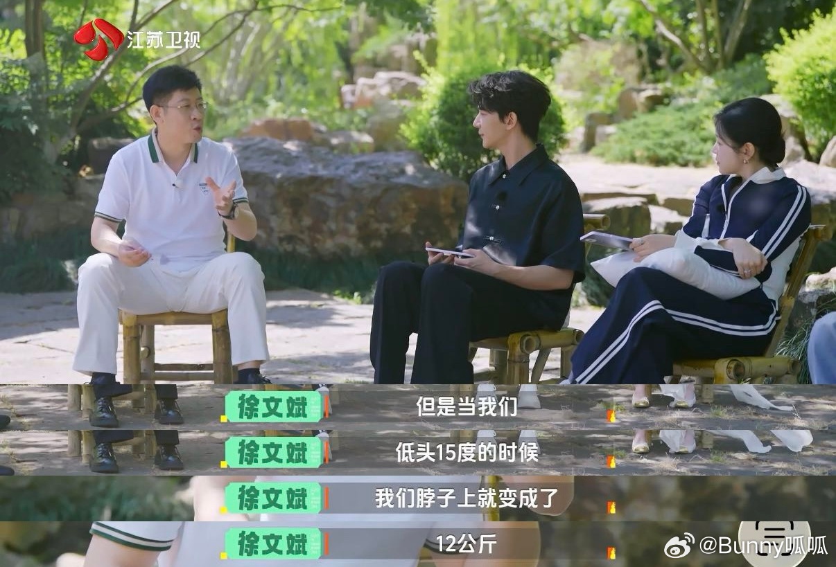 低头玩手机等于脖子扛大米国医少年志长时间低头玩手机，脖子就像扛重物一样疲惫。试着
