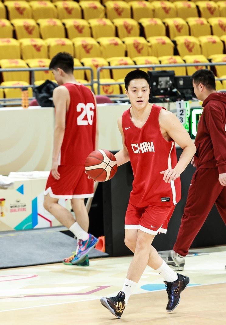 胡明轩中国男篮对阵韩国大名单为梦想正当燃男篮世预赛中韩对决 今晚，中国男篮加油⛽