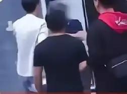 男子付了十四万，把二手轿车开回家，洗车时发现后备箱锁扣不对劲，撬开后见夹层里塞着