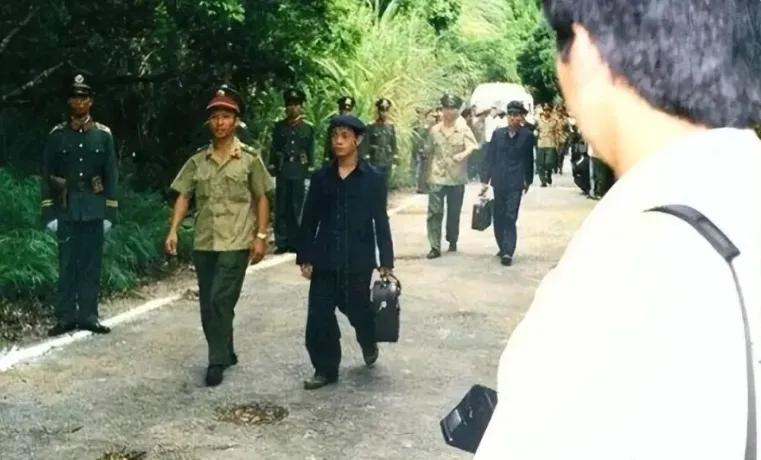 1979年6月20日，最后一批中越战俘交换现场，一名年轻的越军俘虏慢慢走向边境，