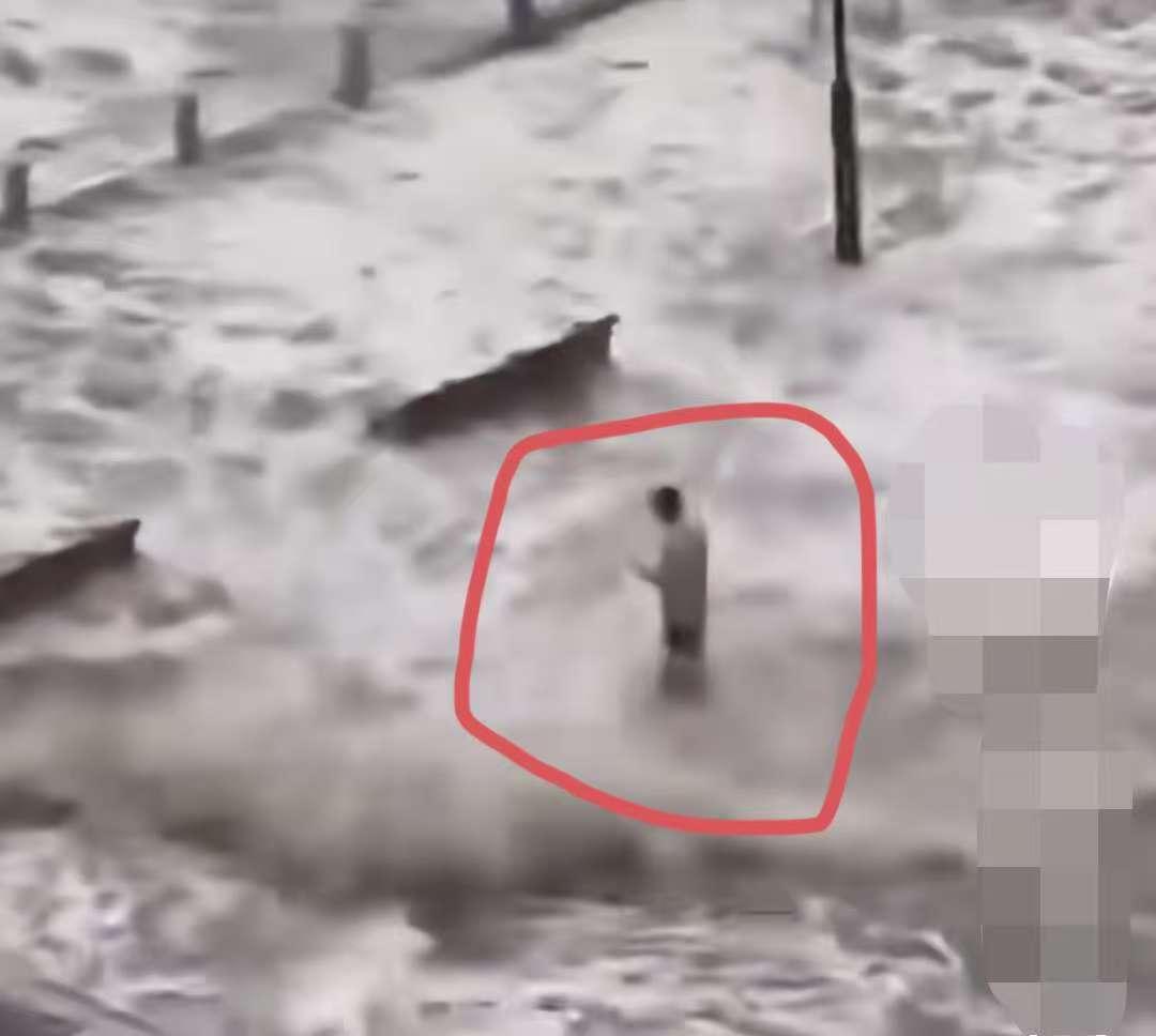 这下出名了！
真是全国出名，
不仅台风天人在户外，更重要的是这个男的还身穿泳裤在