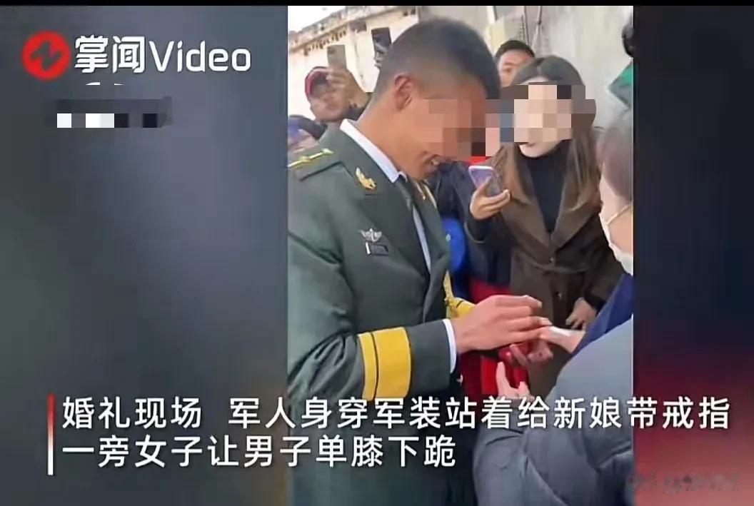 男子穿军装向女友求婚，旁边拍照的女子却要求男子单膝下跪。男子毫不犹豫地拒绝，女子
