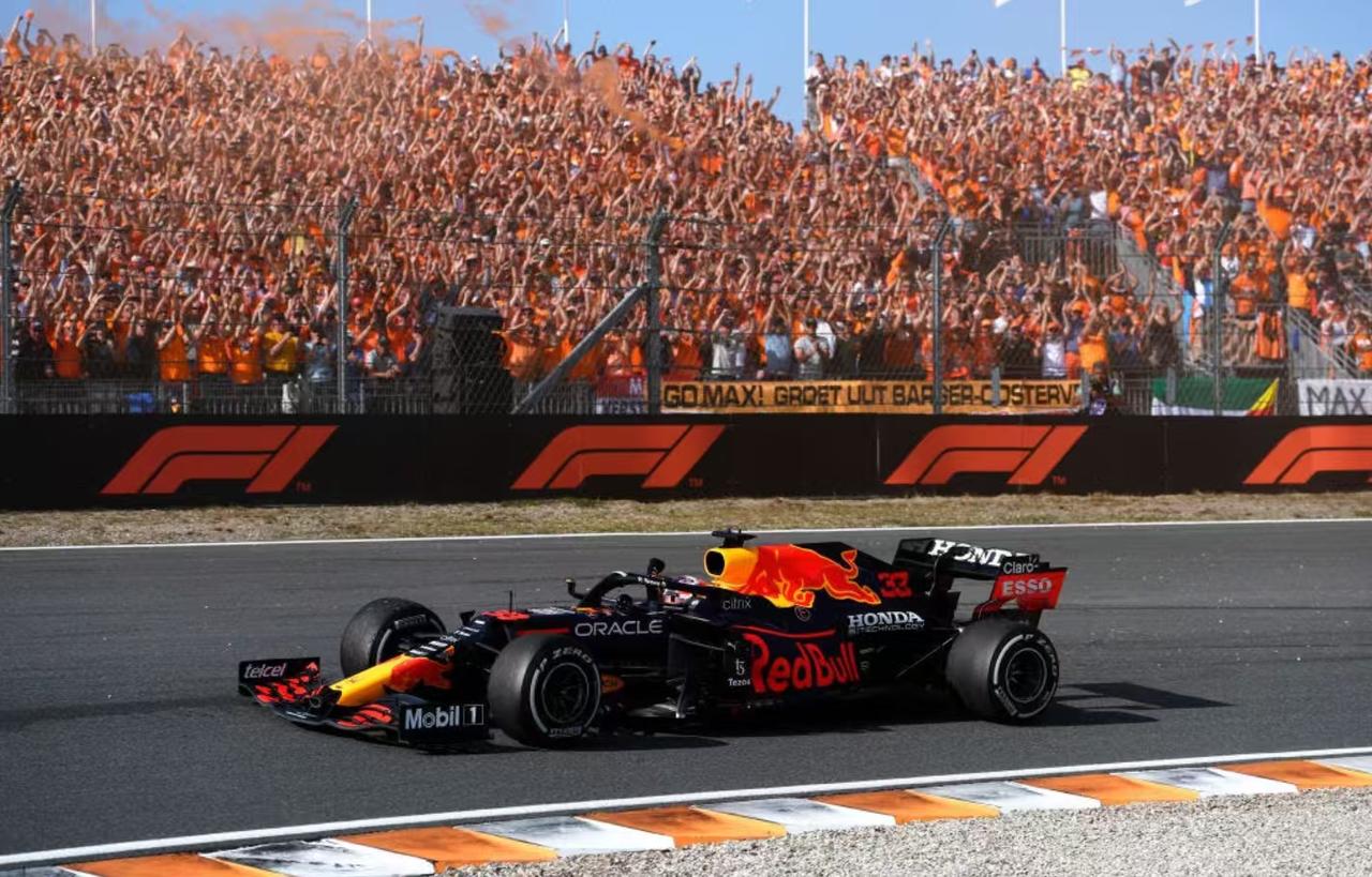 维斯塔潘在 F1 荷兰大奖赛拿过三次主场冠军，每回场面都不太一样
21 年 F1