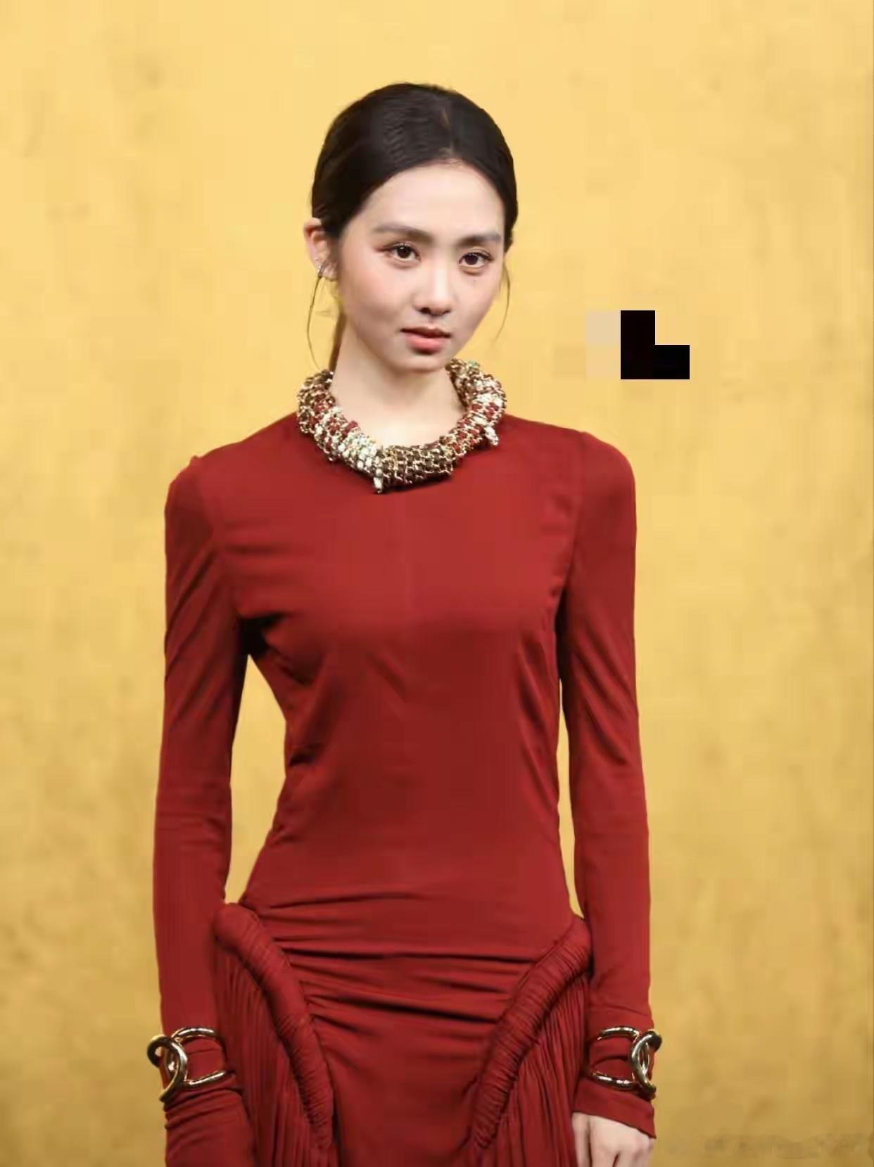 黄多多看她的脸感觉好诡异这种长相进娱乐圈是闹着玩吗？ ​​​