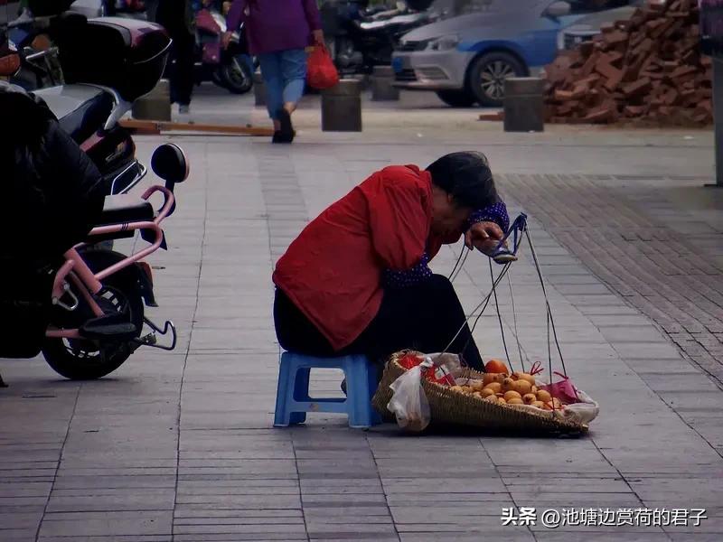 看到“辛辛苦苦把钱挣”这个上联，我脑海里瞬间就有了下联——“快快乐乐把家撑”。辛