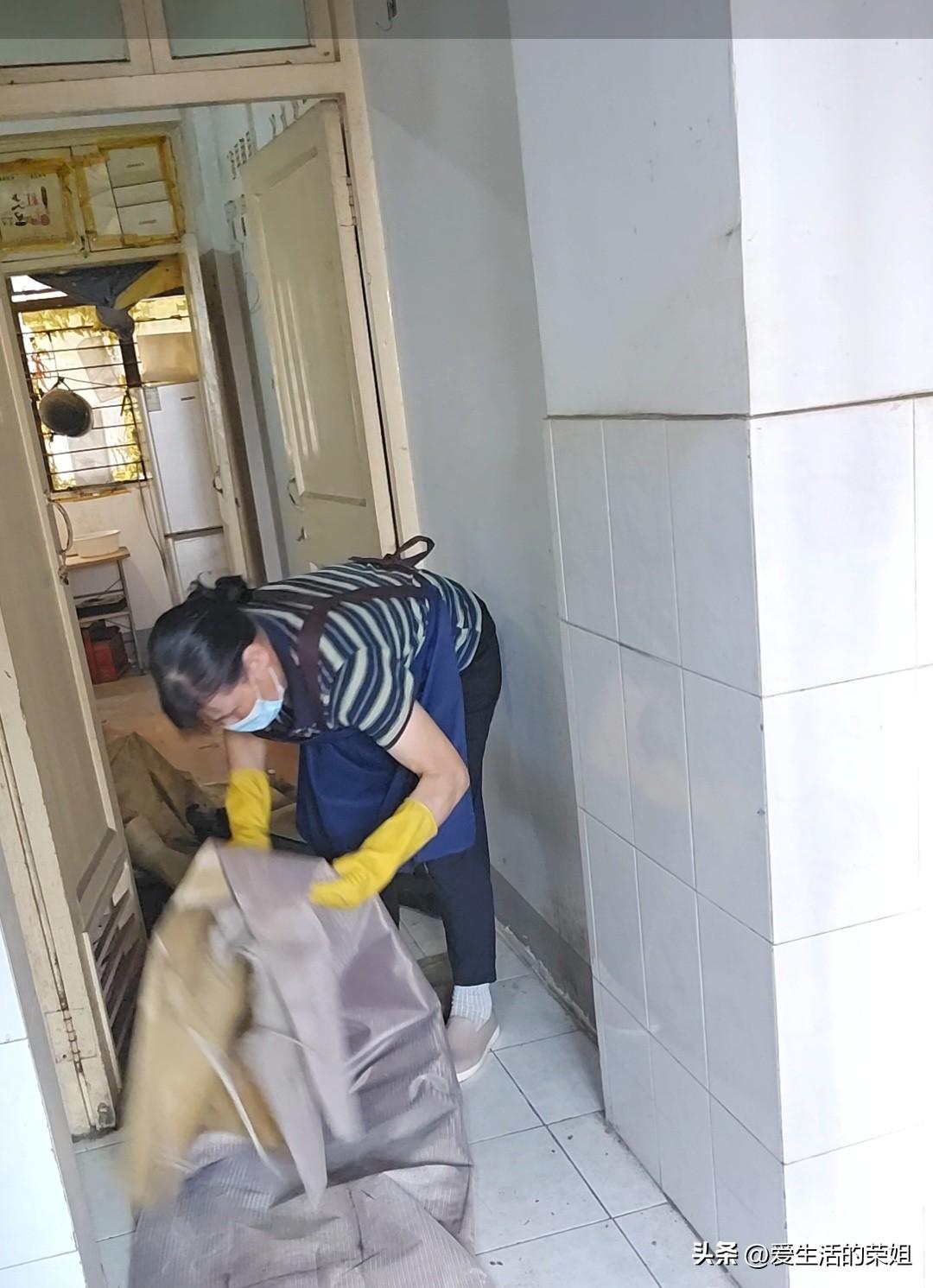 昨天，中介所给我发了消息，让我去打扫一套退租房。

原本今天我已有两家固定客户要