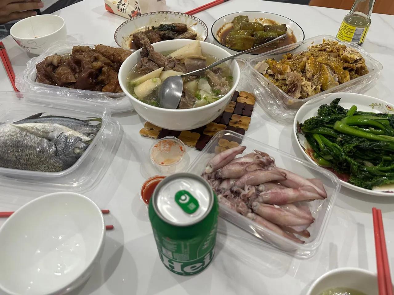 如何避免“酒桌尴尬”?想要避开酒桌尴尬，不必强行喝酒，提前想好委婉拒酒的说辞。多