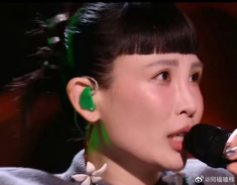 魏如萱曾沛慈同款耳环好闺蜜梦幻联动！我们曾沛慈真是身在浪姐心在歌手啊哈哈哈还不忘