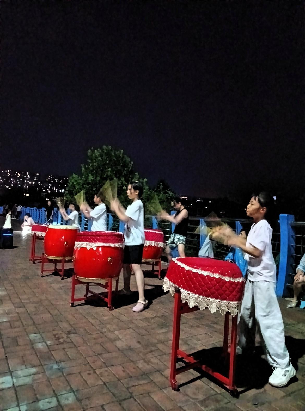 晚饭吃完出门散步遛弯，夜景凉风特别舒服。老远就听见阵阵鼓声，走近一看，一群年轻人