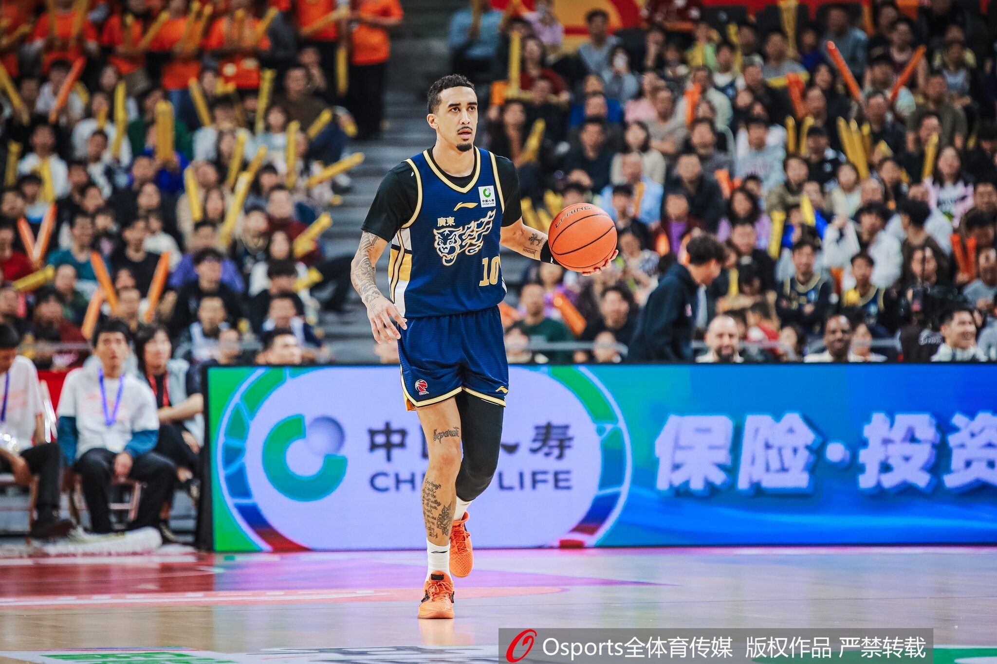 活力十足！奎因多次反击暴扣 全场23中11贡献26分8板4助3断