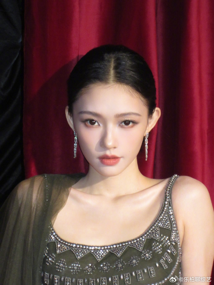 红幕之下的林允   红幕之下的林允美我一大跳，浓烈而张扬的美丽真的是呈现的淋漓尽