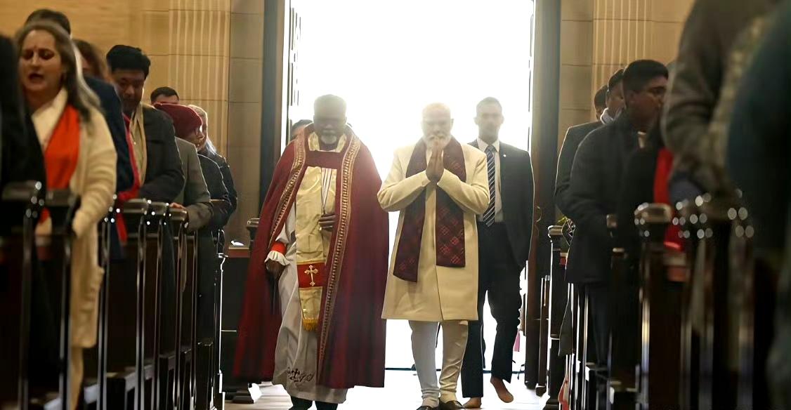 圣诞节当天，作为印度教徒的莫迪造访基督教堂，聆听圣训，诵读圣经，做礼拜。 ​​​