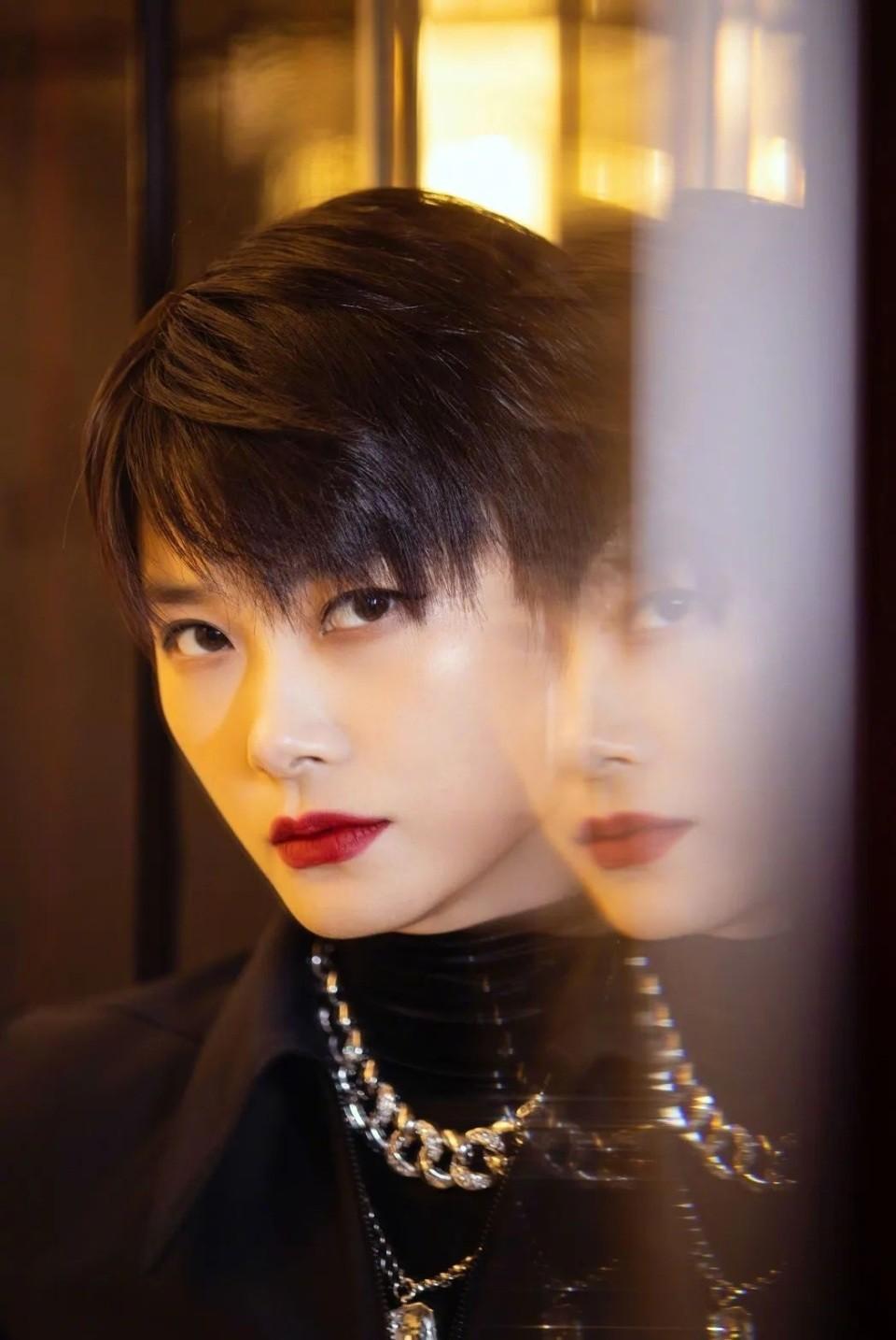 李宇春又一次形象崩塌，从顶流到“抢C位”，娱乐圈对她不再容忍
李宇春曾是时代的标