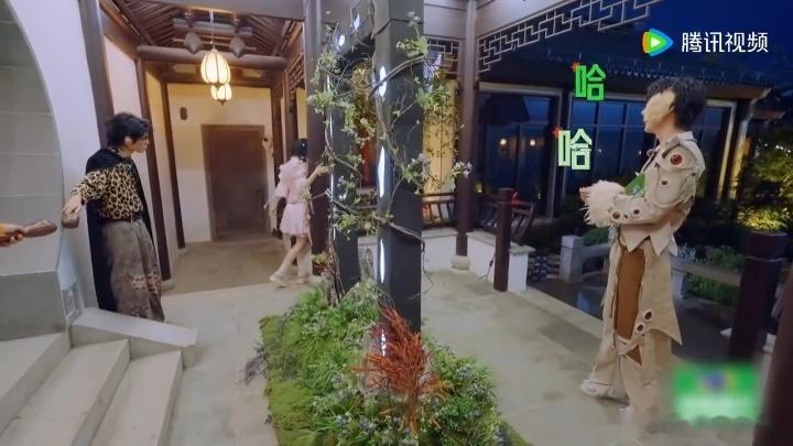 金靖起哄的功力我是服的，章若楠说"不要不要"的时候她还在加戏。刘宇宁张凌赫在后面