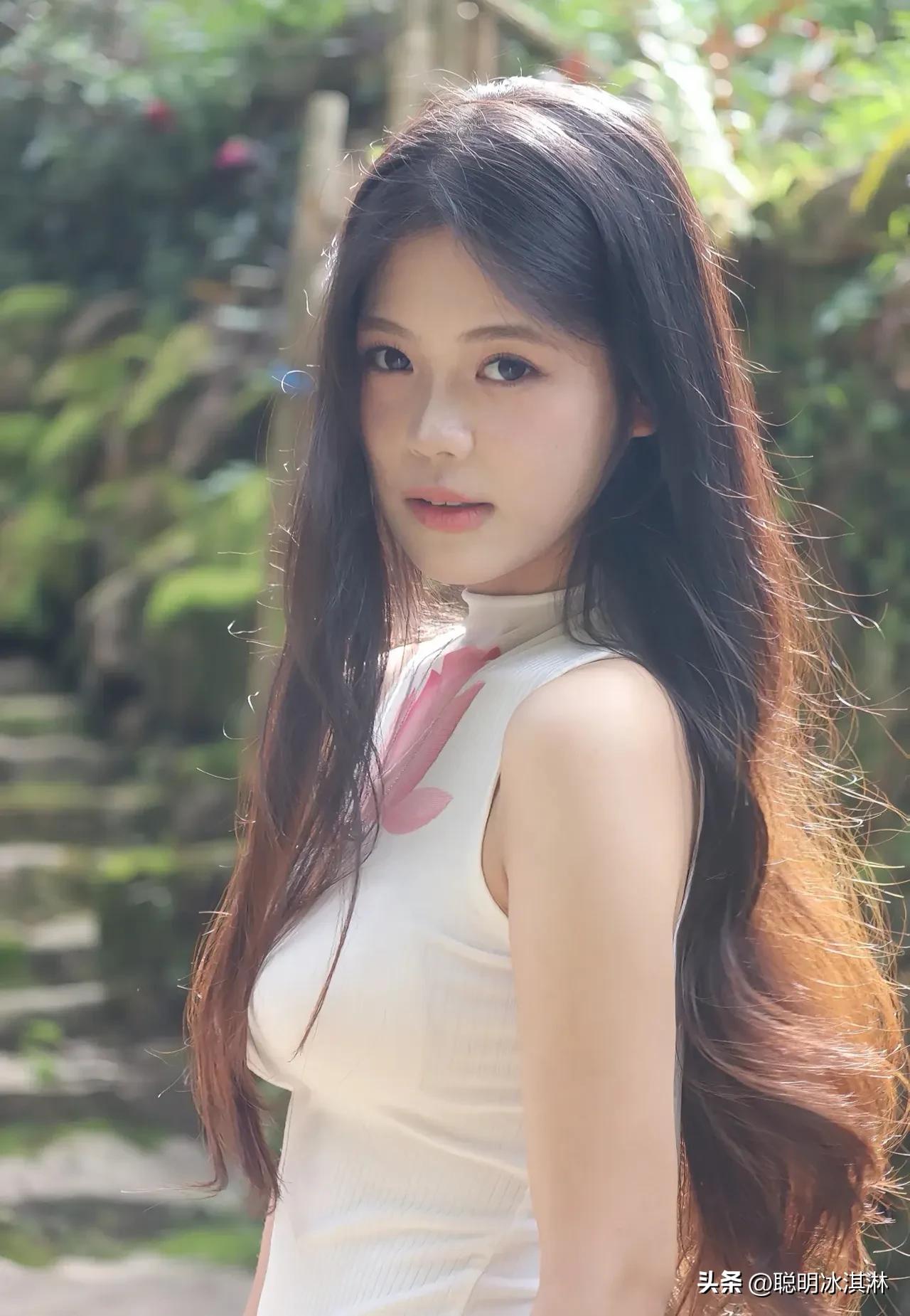 岁月如歌，步履从容  
时光雕琢的优雅，藏在每一份从容里  
生活不慌不忙，姿态