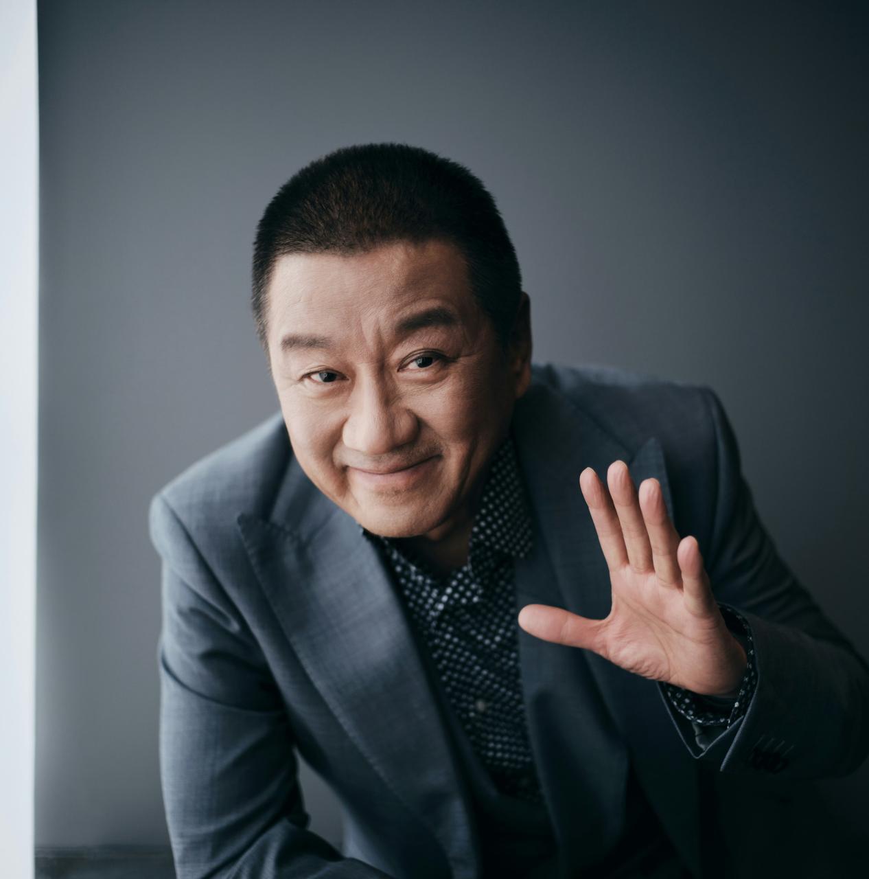 一名演员，戏拍了七成，突然提出片酬翻倍，不满足就直接停工罢演。导演毫不犹豫，将已
