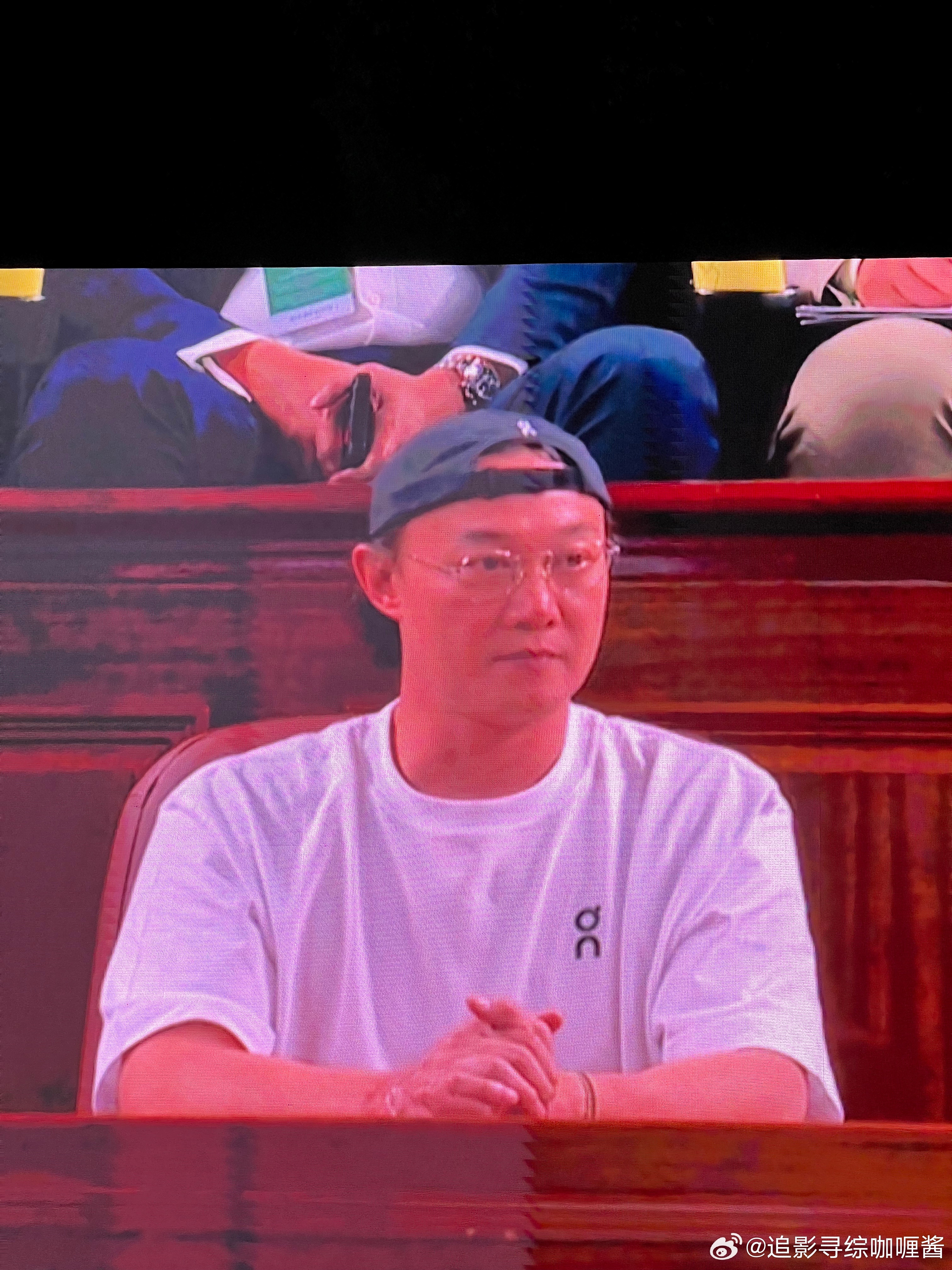 一场网球赛事，集结超多明星观众！陈奕迅现身现场观看费德勒对决，网传看台画面出圈，