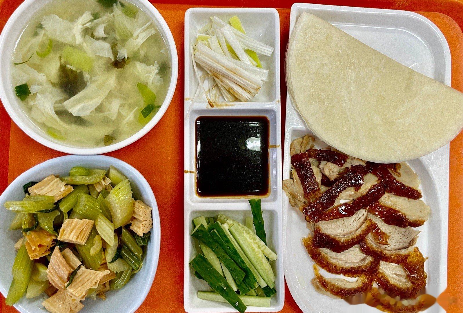 今天营养午餐吃了烤鸭🦆 秋天是适合吃鸭肉的季节：鸭肉蛋白质含量很高，脂肪含量适