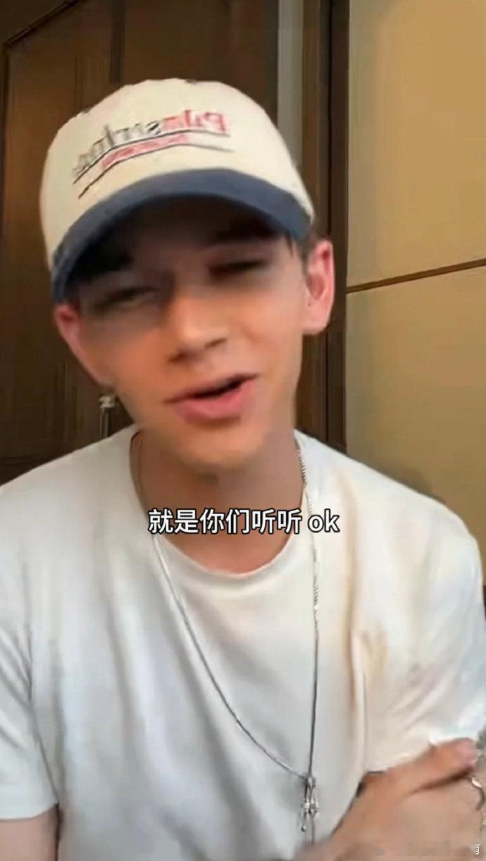 庆怜解释为何耳朵红温时的状态增加了一种可爱效果，这种状态反而让观众发笑，享受这种