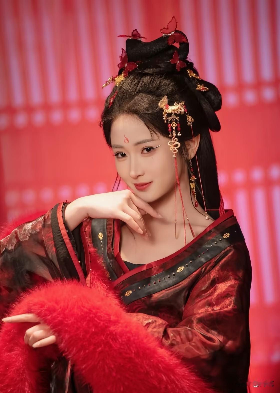 汪海敏
2000 年出生的安徽安庆姑娘，短短两年，从龙套冲到短剧人气前十，妥妥的