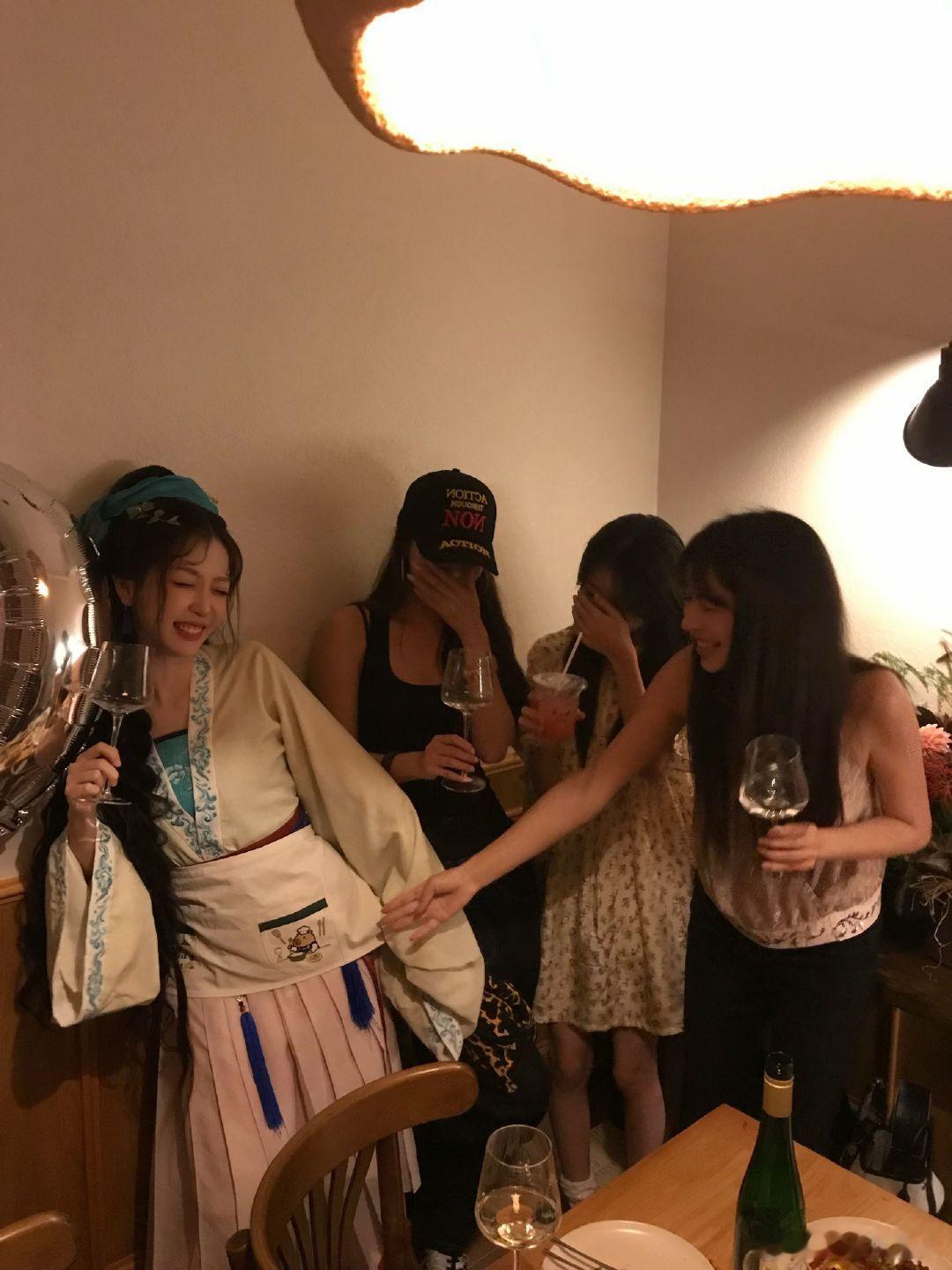 虞书欣虞书欣给朋友过生日虞书欣穿戏服给周梓倩过生日 虞书欣周梓倩真的特别特别好，