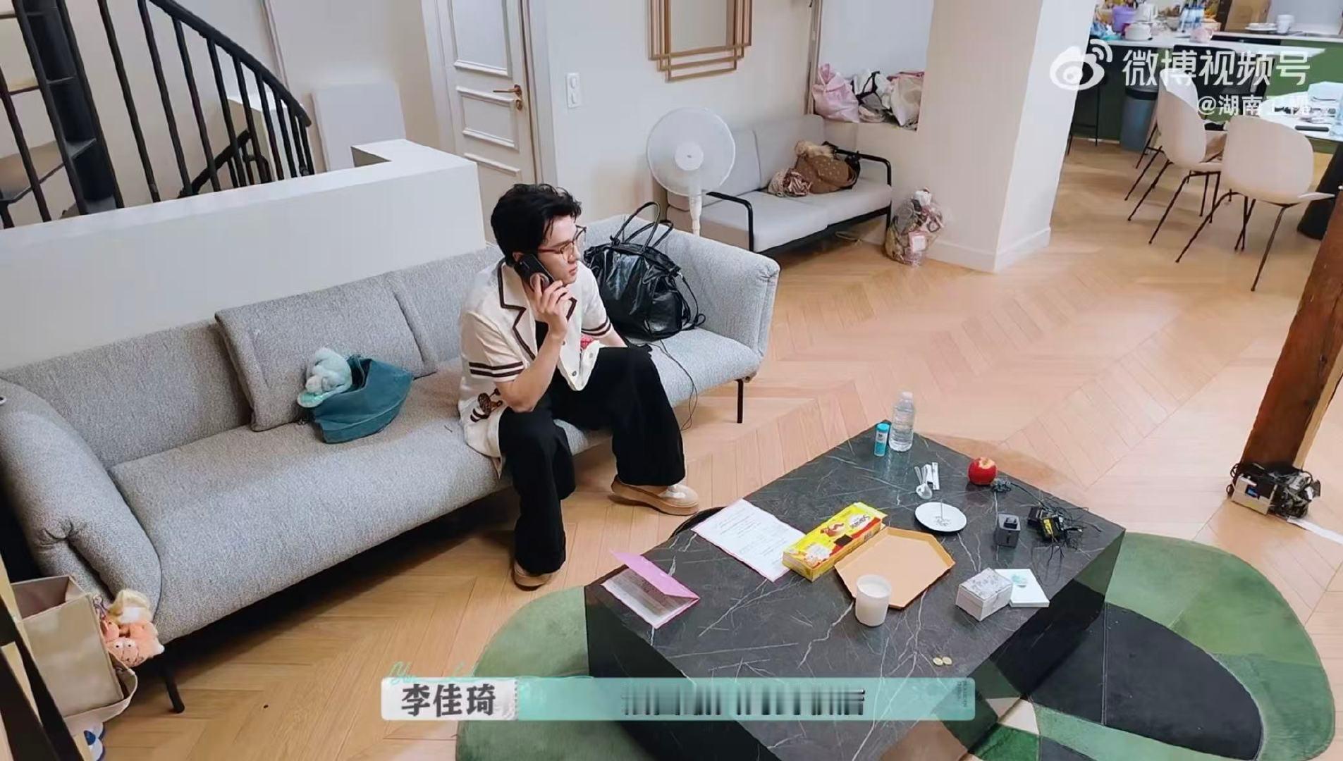 李佳琦法国姐脉太强了 谁看这段不激动！佳琦到处给法国姐姐打电话，就为让国货留在西