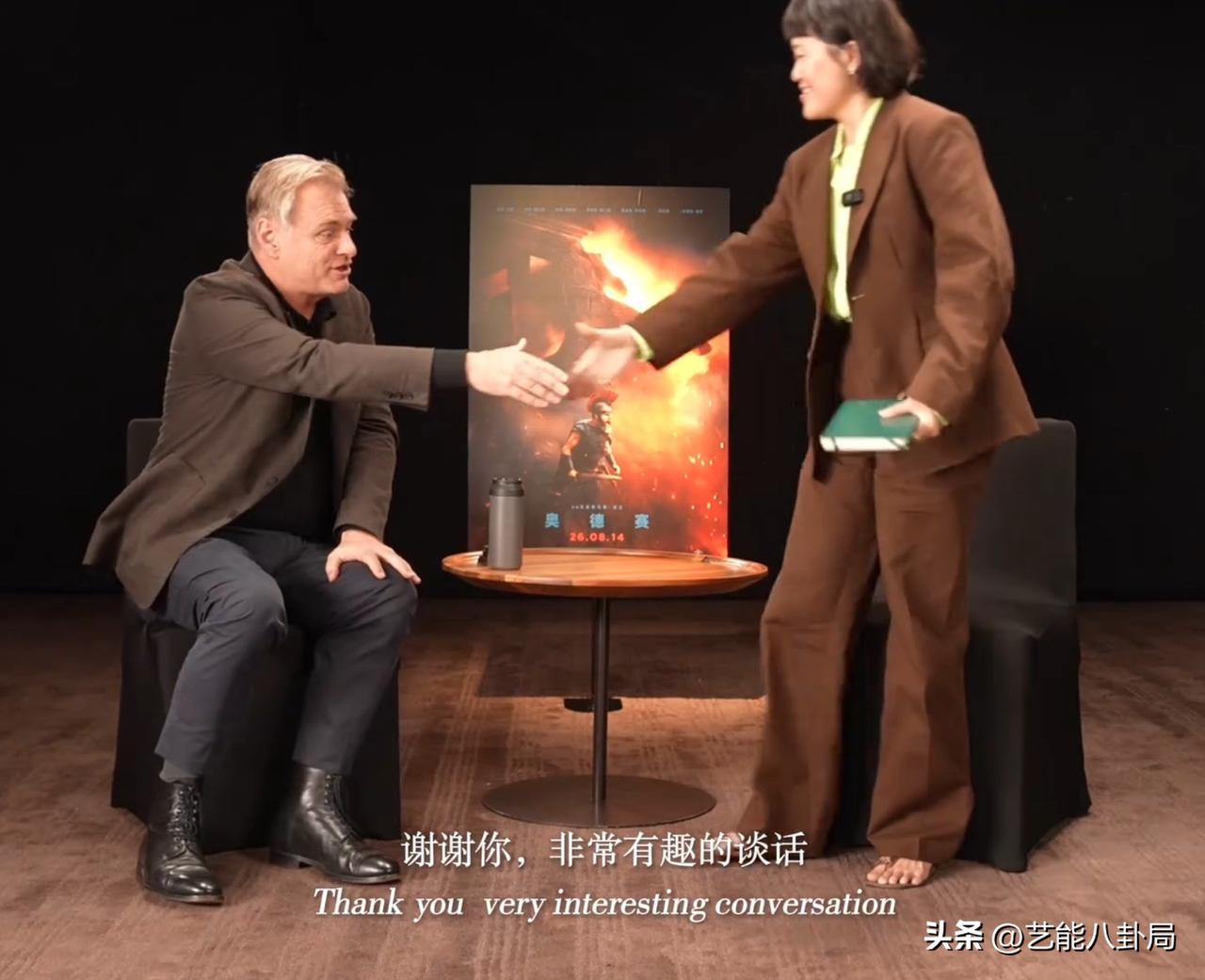 前有主持人“屈膝”采访，后有中国博主17分钟采访诺兰，海外平台爆火！
单日收获千