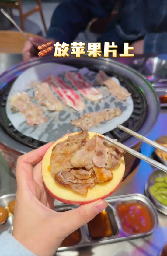 吃过菠萝+烤肉，还没尝过这套组合呢，简直就是“健康版”小汉堡，话说某蜀黍里也卖苹
