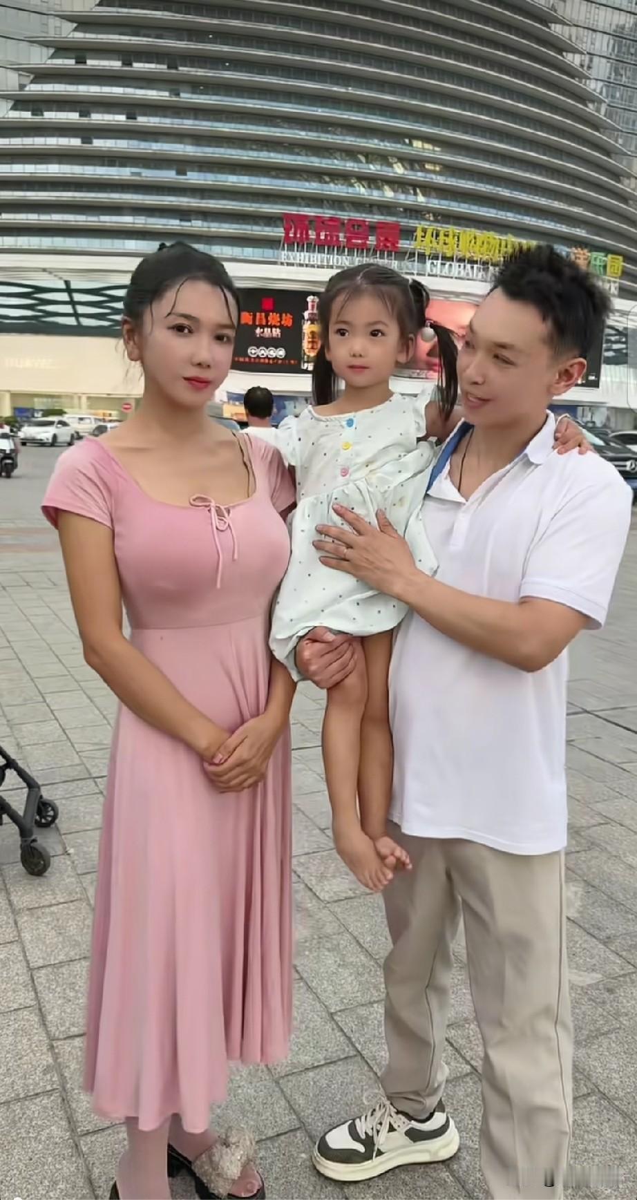 龚玥菲为什么离开庞麦郎，这2张照片对比以后就是原因了。跟宝娃在一起时吃香喝辣，和