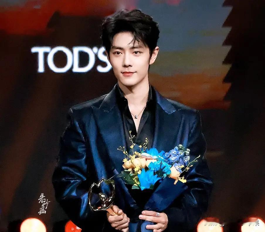 微博之夜的互撕至今仍在持续，对肖战而言，这着实是一场无妄之灾。他为人一向谦逊，不