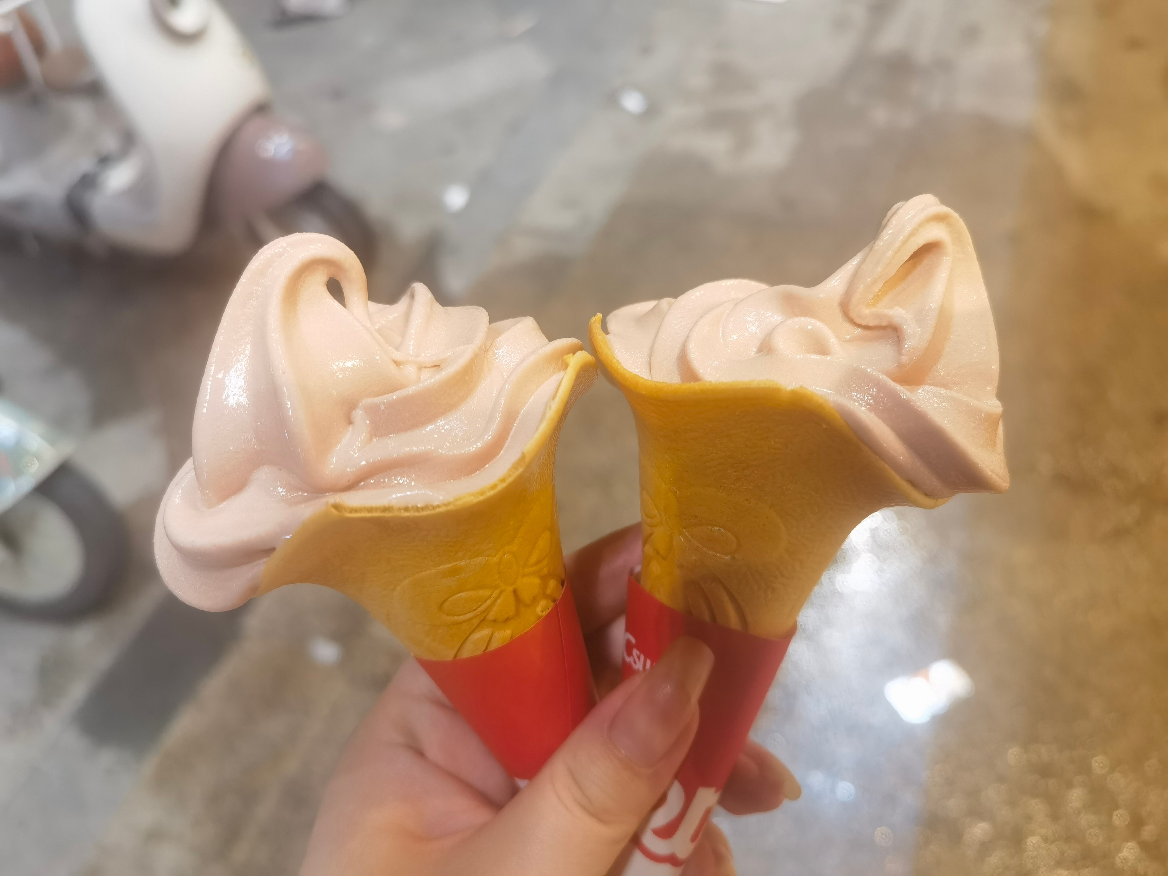 买肯德基冰激凌被背刺，巨小巨小，以前又不是没有买到小的，但我都自认倒霉了，结果这