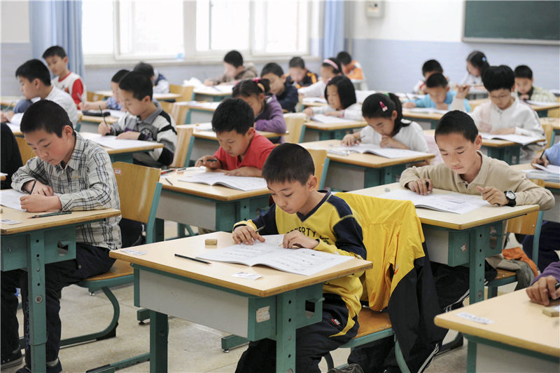 【#山西吕梁回应小学收书费#：收取的书费为学生教辅费，未违规】 据人民网“领导留