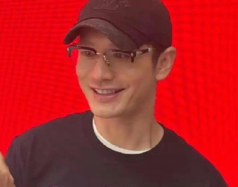 48岁，影帝大满贯，身家早就过亿了，图啥还要跟一群年轻人挤博士考场？黄晓明用行动