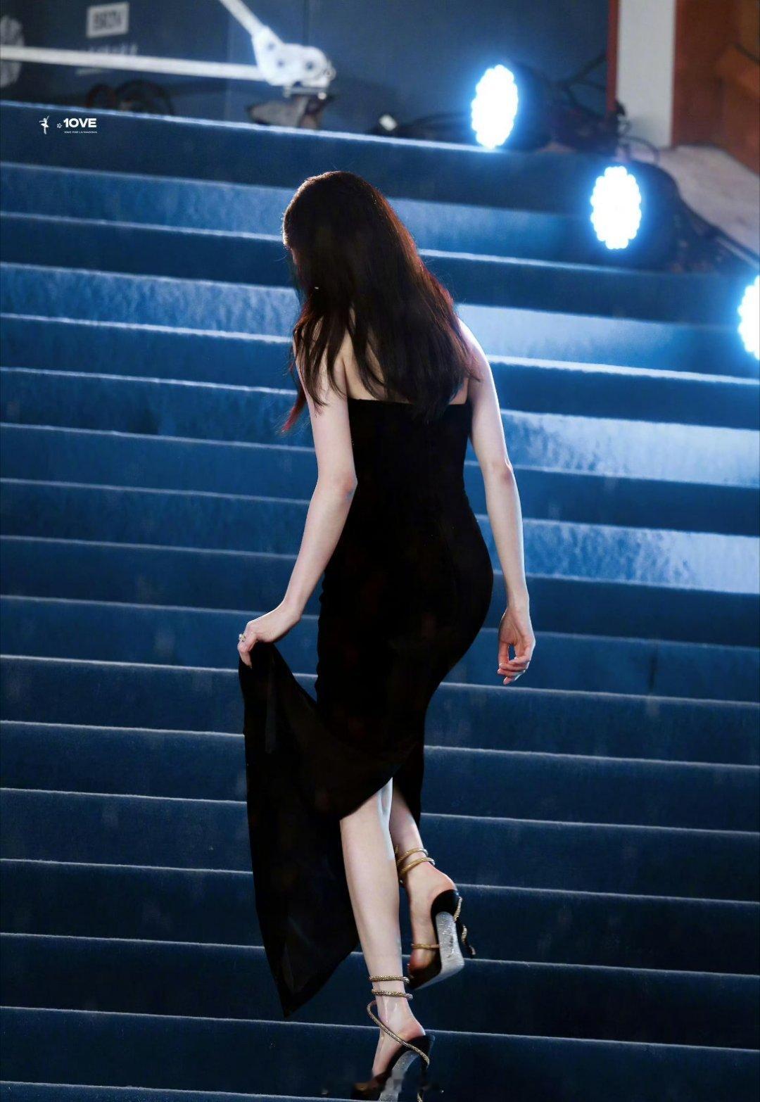 哦豁，下雨天走红毯的刘浩存也是很自给自足了，直接在走完之后拎起裙尾把雨水给挤干，