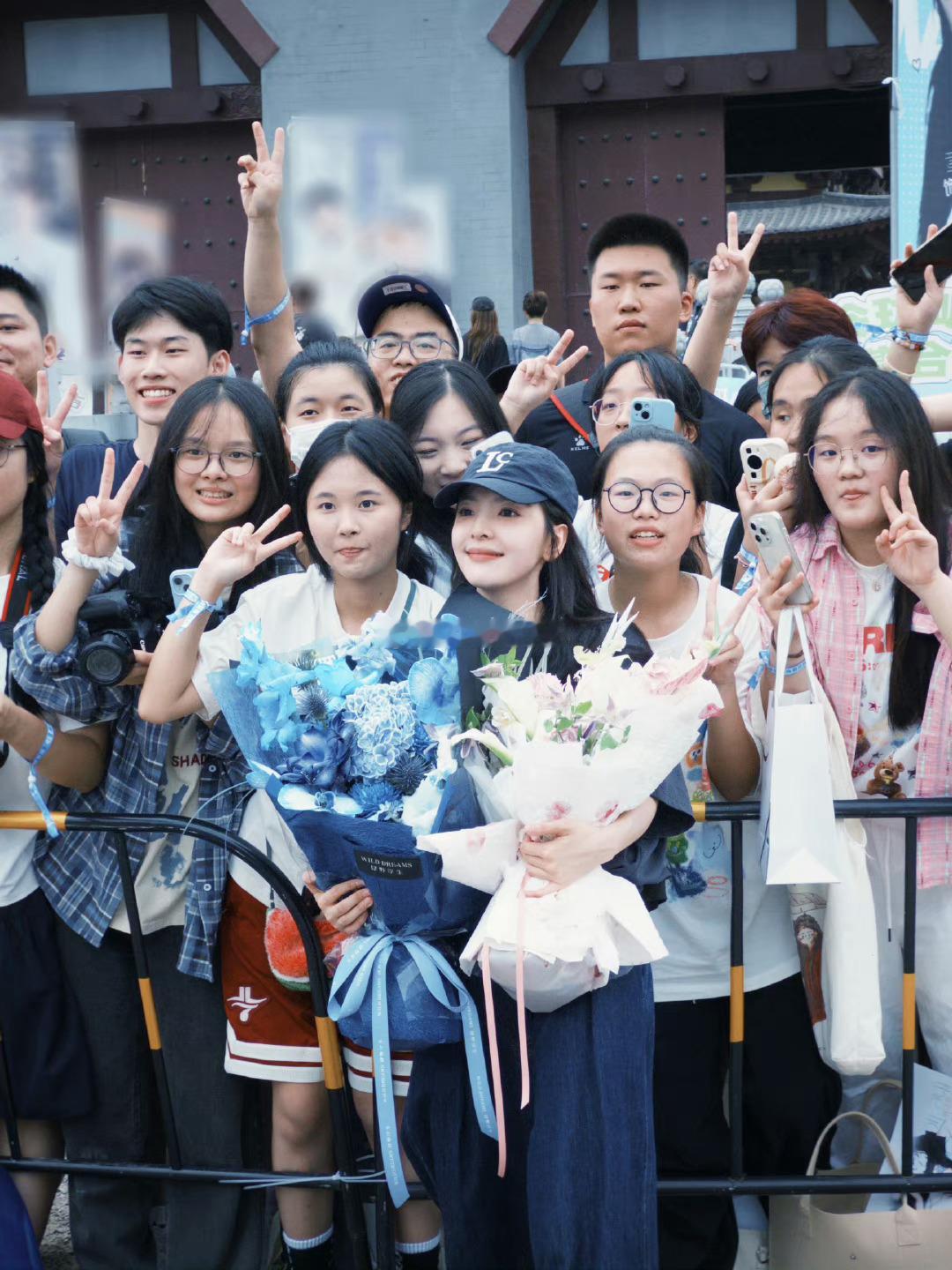 #章若楠和粉丝合照# 章若楠雨霖铃开机和粉丝合照，期待新角色[哈哈] ​​​