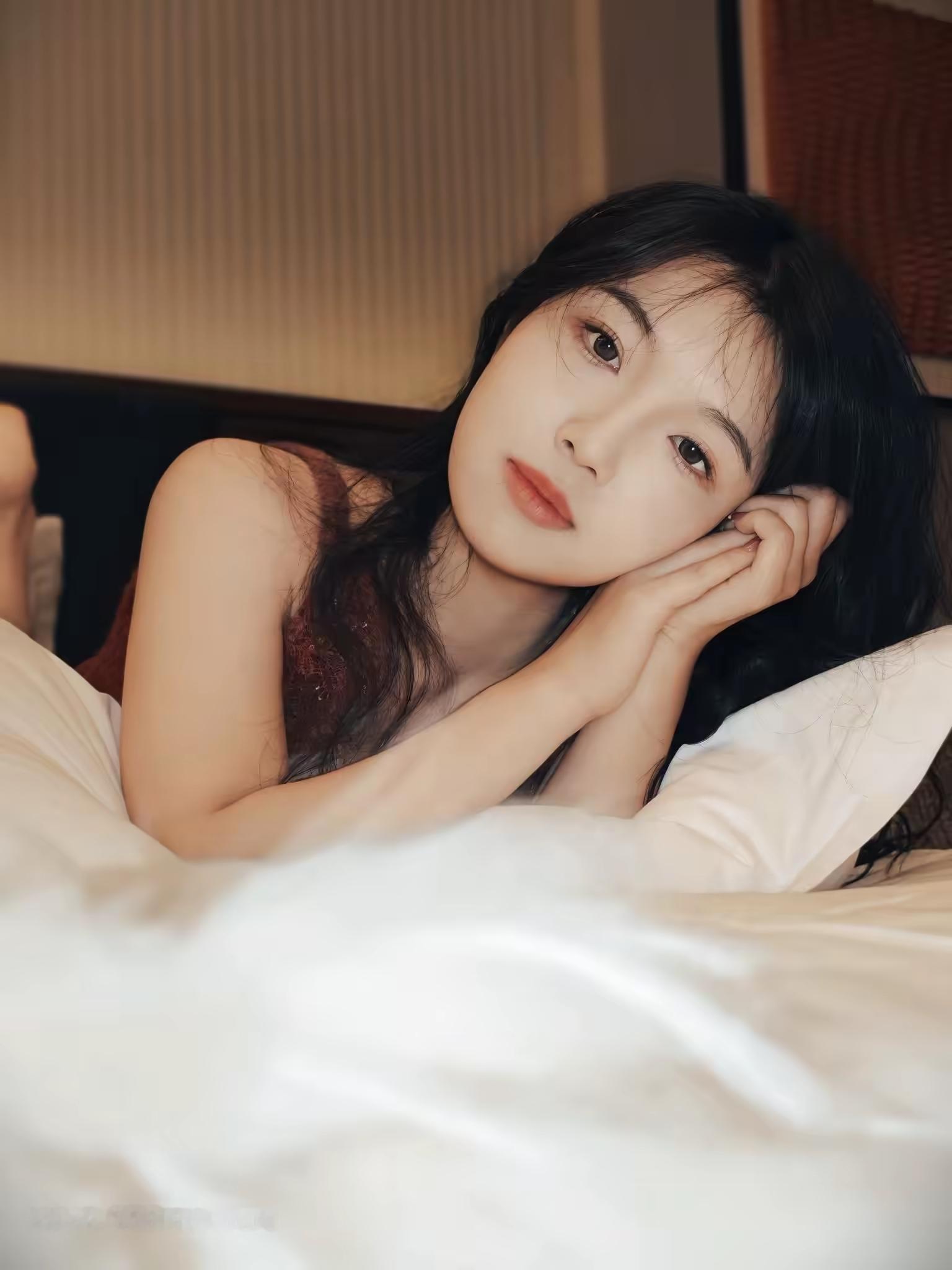 好柔和啊！是vivo S50 Pro mini拍的，人物发丝、吊带的光泽都挺清楚