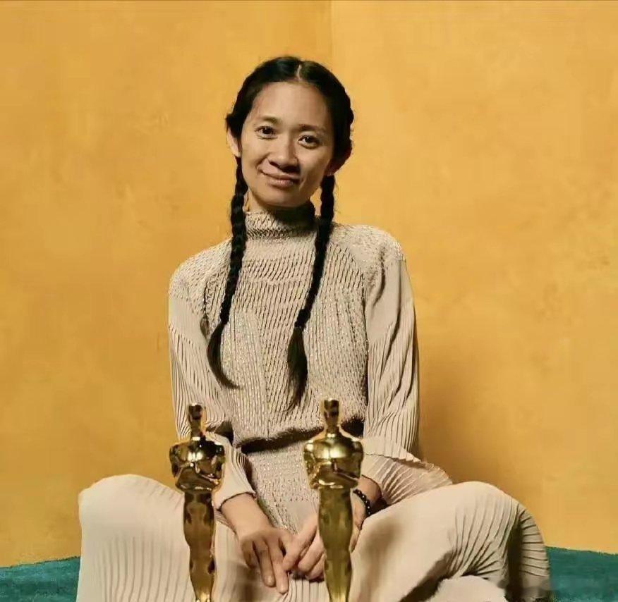 赵婷，华裔美籍导演，本届奥斯卡最佳导演热门人选，输给了保罗托马斯安德森。看她今天
