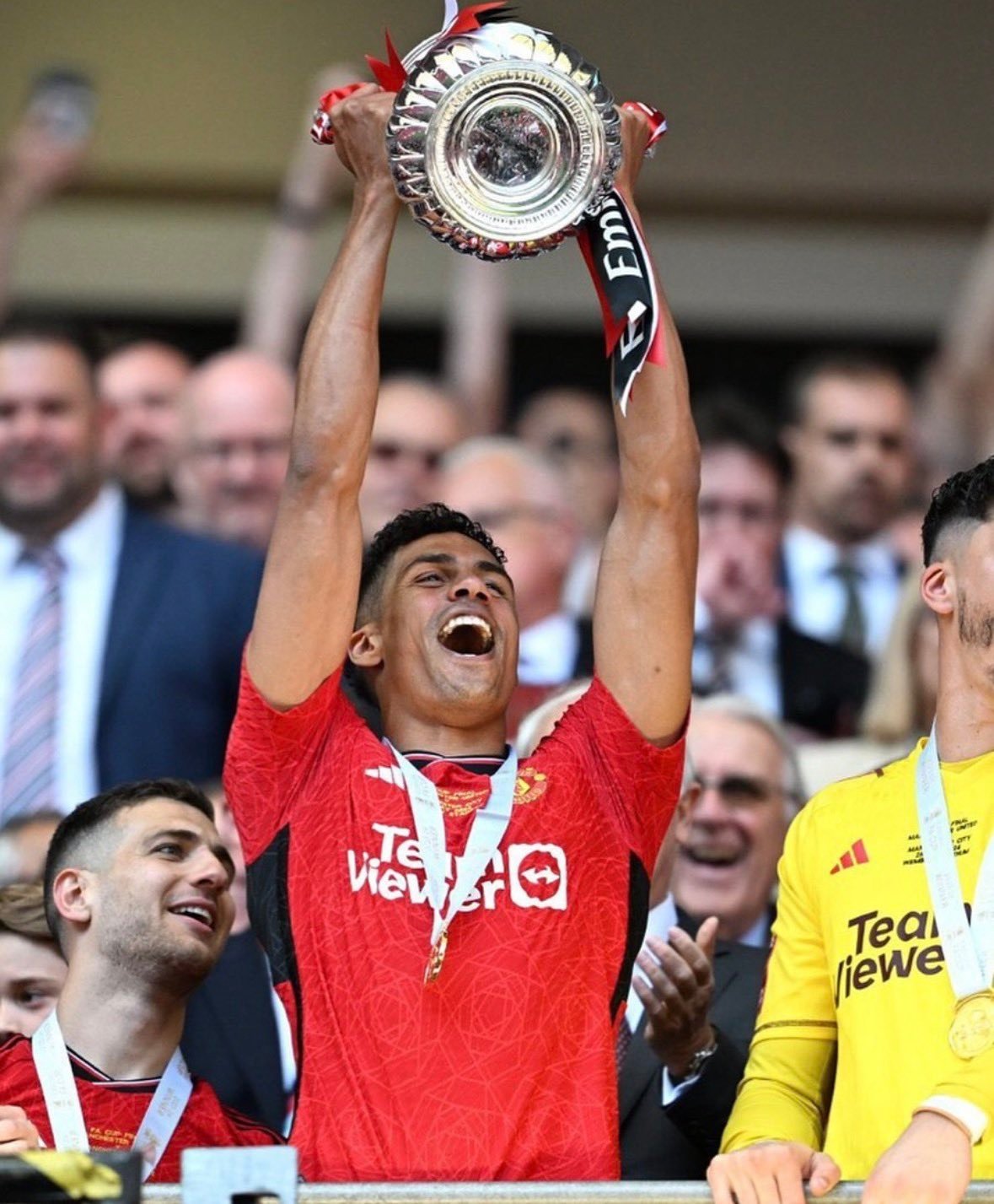 33岁生日快乐，瓦拉内曼联