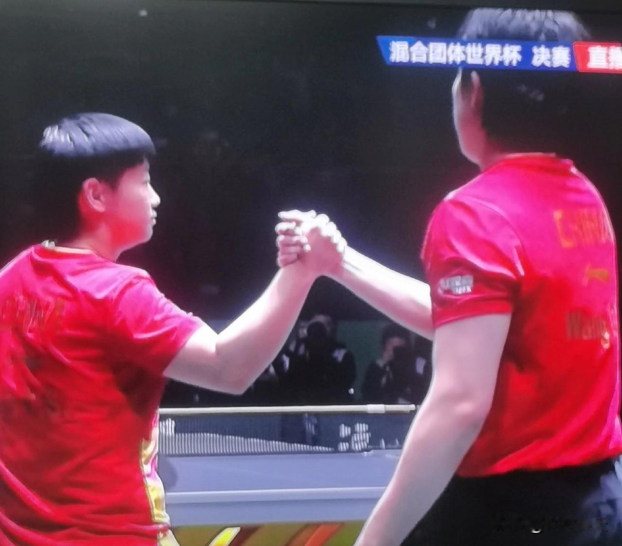 王楚钦、孙颖莎但凡不是铁哥们，都不会这样握手。